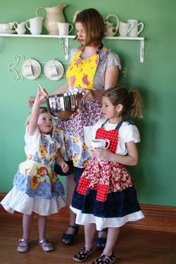 Mommy, Dolly, and Me Aprons by Lilac Lane Patterns — Pattern